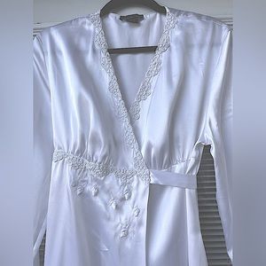 Jones New York satin robe size S/M